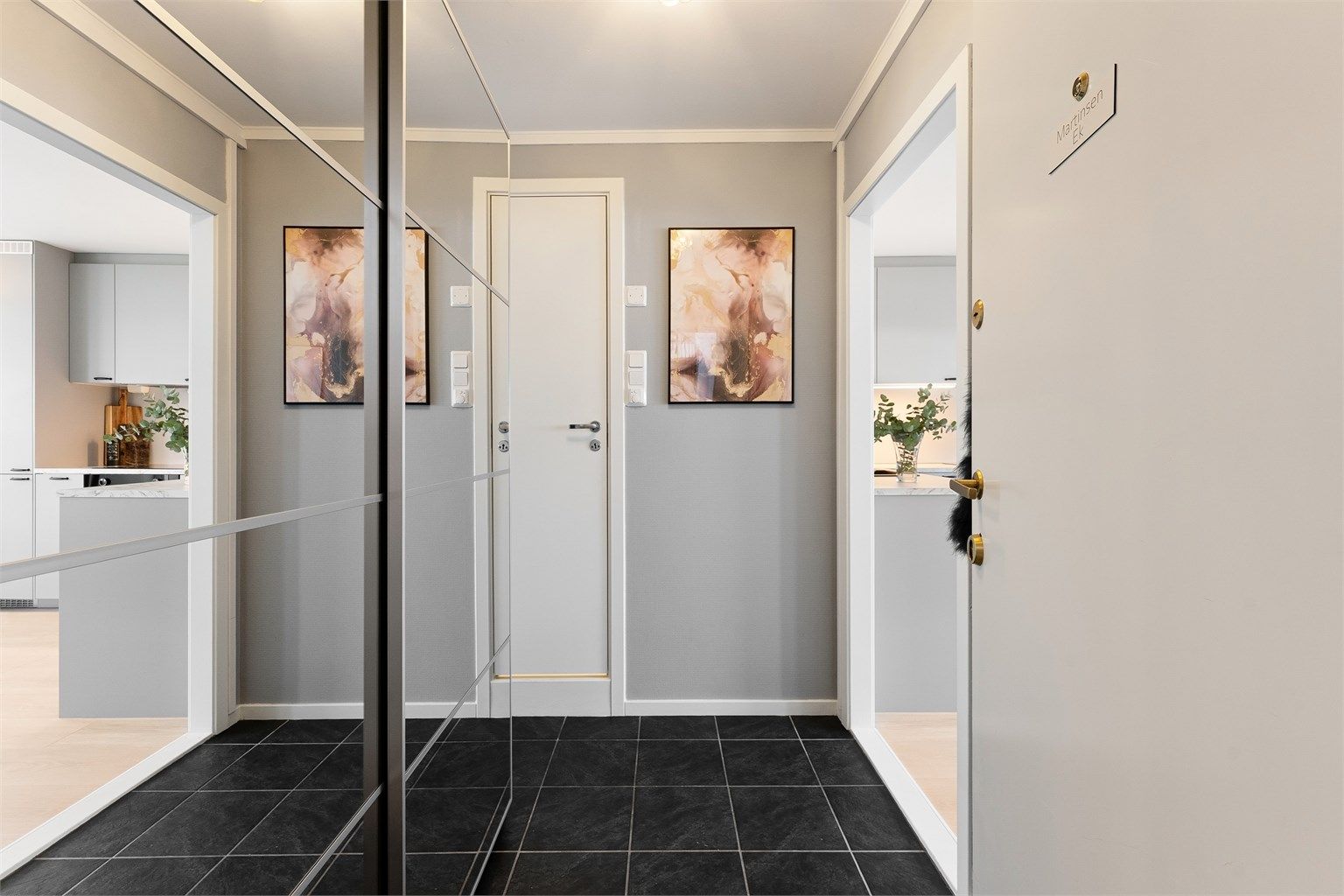 En stor skyvedørsgarderobe med speilfronter gir rikelig med oppbevaringsplass og en god romfølelse.