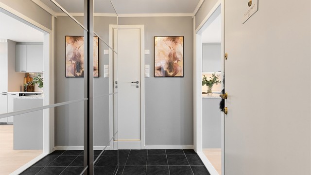 En stor skyvedørsgarderobe med speilfronter gir rikelig med oppbevaringsplass og en god romfølelse.