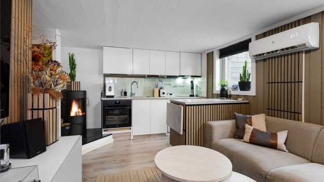 Åpen kjøkken- og stueløsning med frittstående peisovn fra 2014 samt luft-til-luft varmepumpe fra 2022 - Hybel