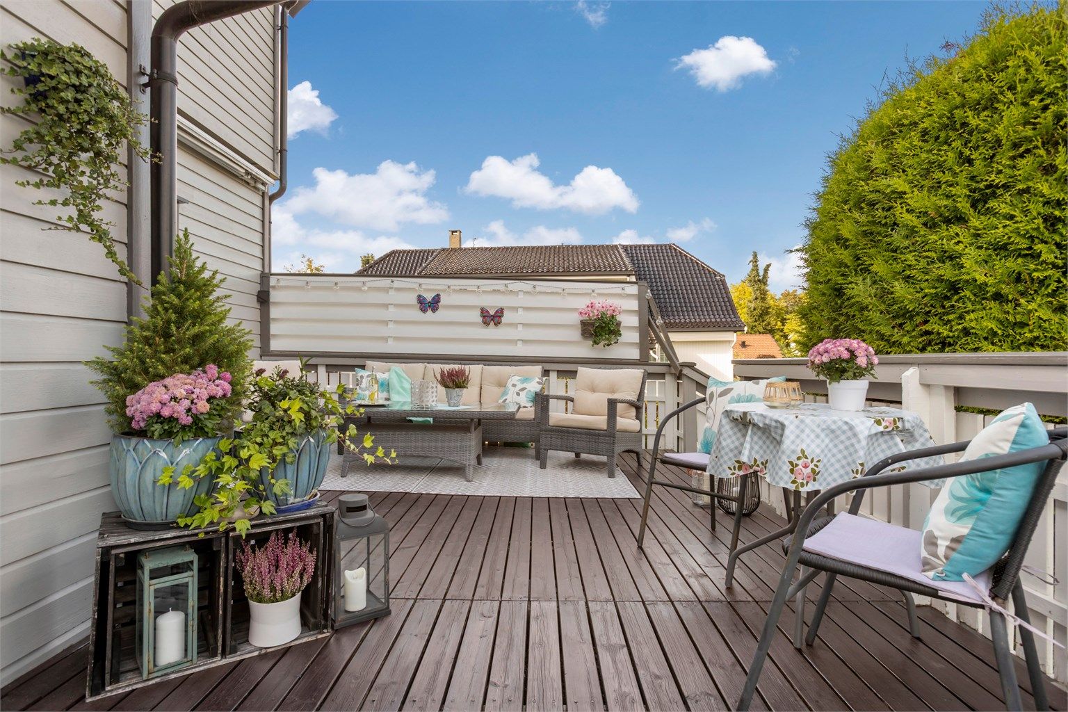 Terrassen er en herlig uteplass med god plass til både sittegruppe og beplantning.
