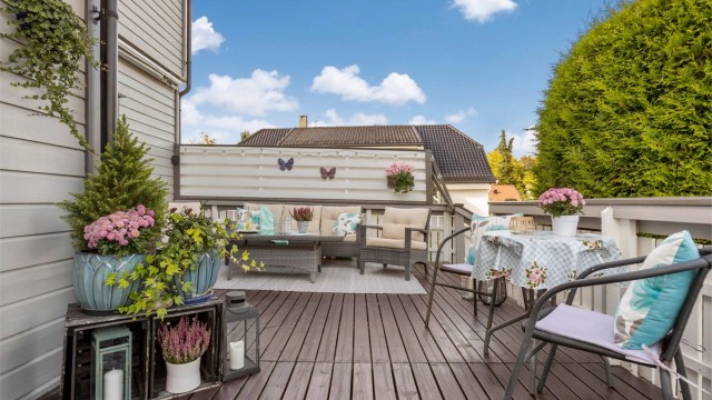 Terrassen er en herlig uteplass med god plass til både sittegruppe og beplantning.