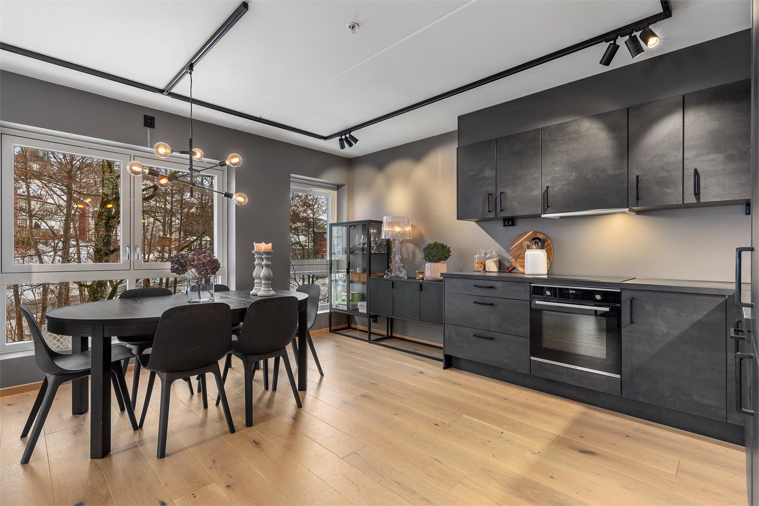 Godt med plass til spisebord ved kjøkkenet