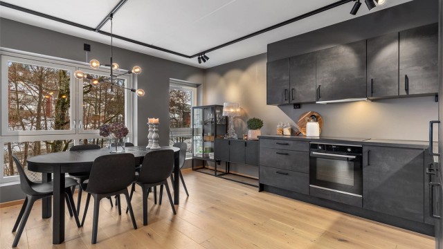 Godt med plass til spisebord ved kjøkkenet