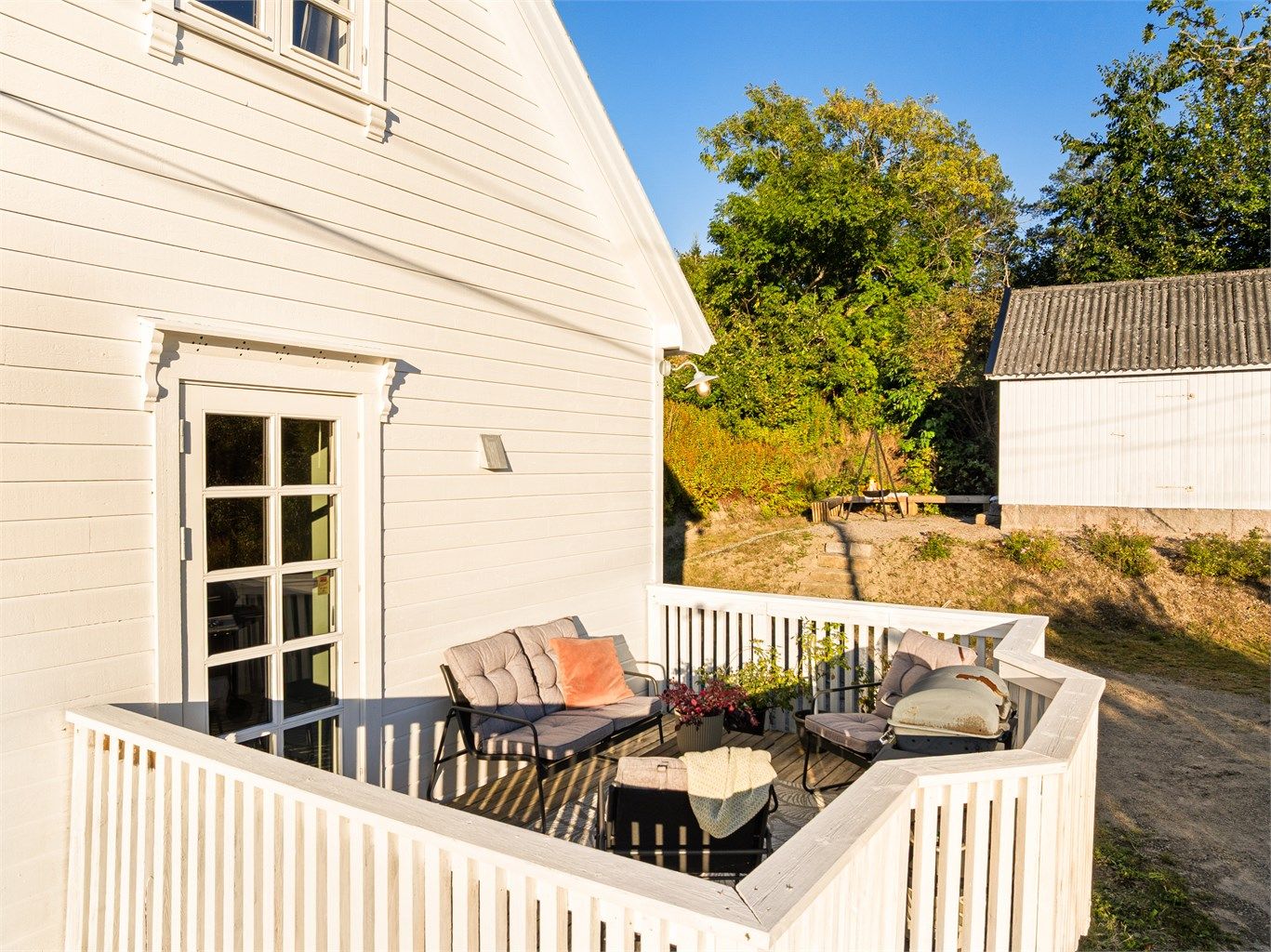 Boligen er malt utvendig så nylig som i 2025, uthuset ble malt i 2023.