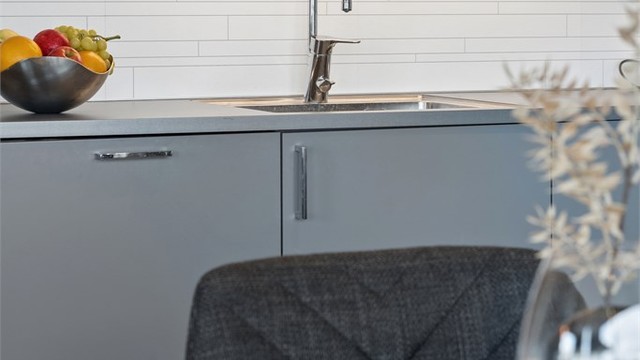Kjøkkenet har også komfyrvakt og automatisk vannstopper med fuktsensor.