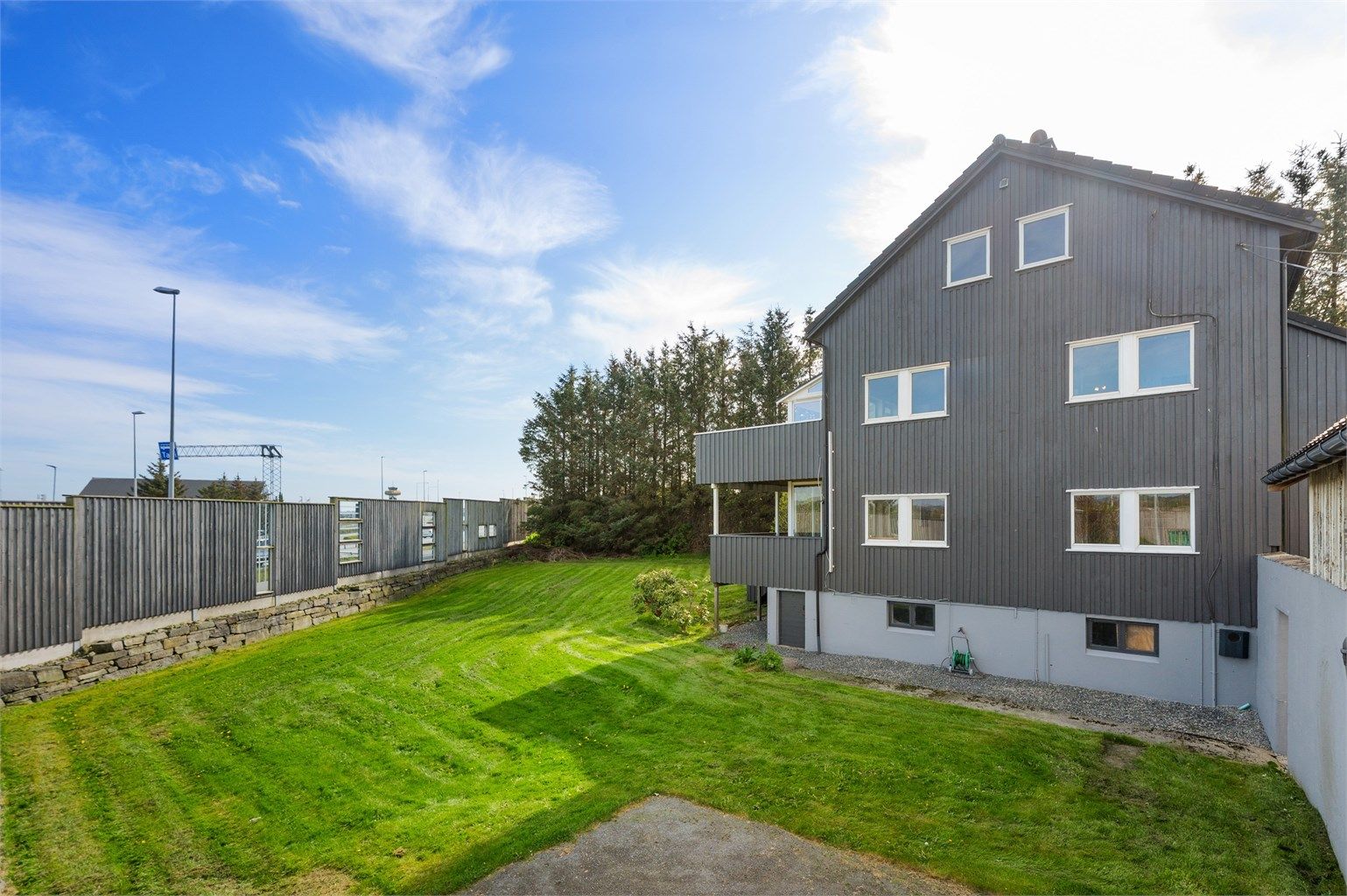 Tomten er på 1338 kvm med riktig stor hage omgitt av flotte lødde murer