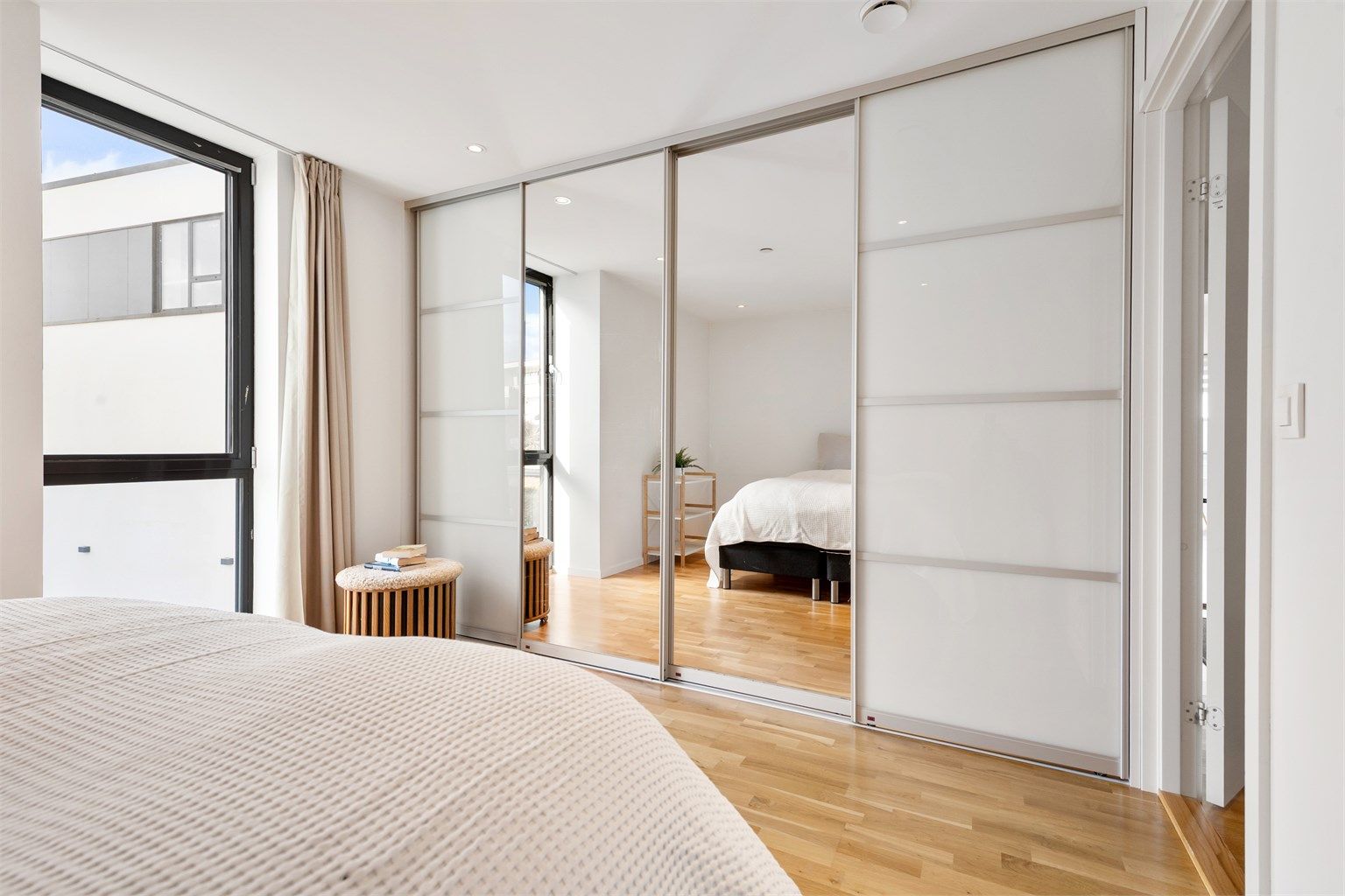 Skyvedørsgarderobe med 4 dører, hvorav 2 speildører som gir en god romfølelse på hovedsoverommet