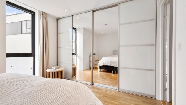 Skyvedørsgarderobe med 4 dører, hvorav 2 speildører som gir en god romfølelse på hovedsoverommet