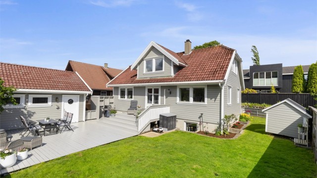 Dreierhagen 23 er en innholdsrik og meget kjekk enebolig, sentralt plassert på Ganddal. Her er det kort vei til skoler, butikker, tog/buss og flotte turareal m.m.
Krogsveen Sandnes v/ Tom Christer Hovde, ønsker velkommen til visning.
Foto: Marianne Lyse