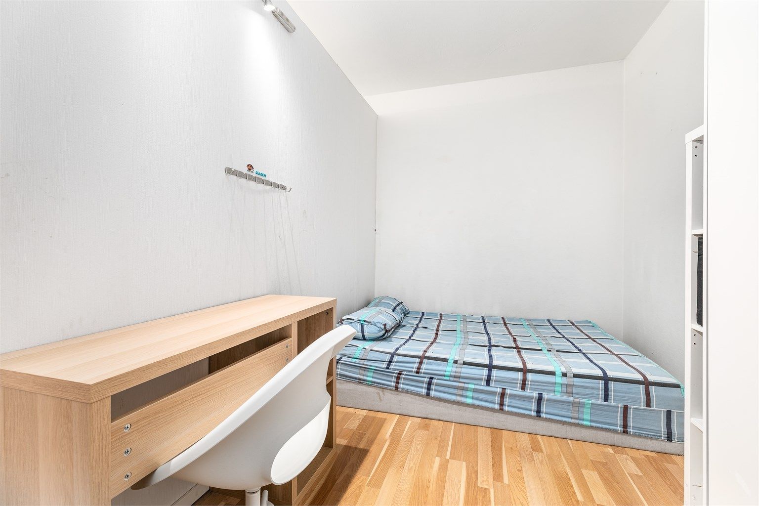 Alkove benyttet som ekstra soveplass er skilt ut fra soverommet. Deleveggen er det fullt mulig å ta ned.