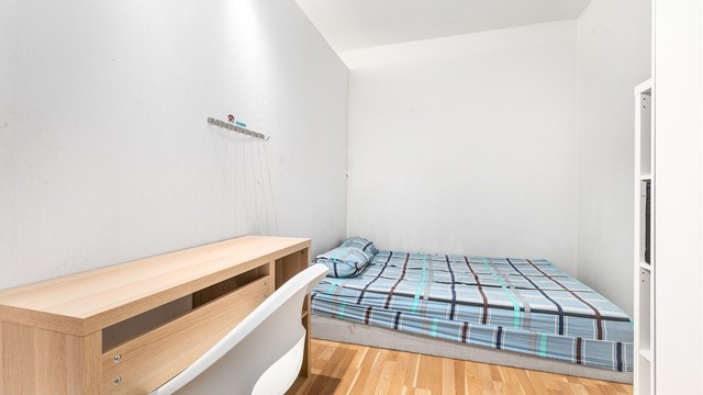 Alkove benyttet som ekstra soveplass er skilt ut fra soverommet. Deleveggen er det fullt mulig å ta ned.