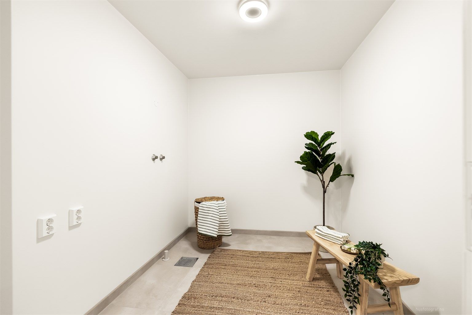 Leiligheten har et eget, separat vaskerom fra 2026 med opplegg for vaskemaskin.