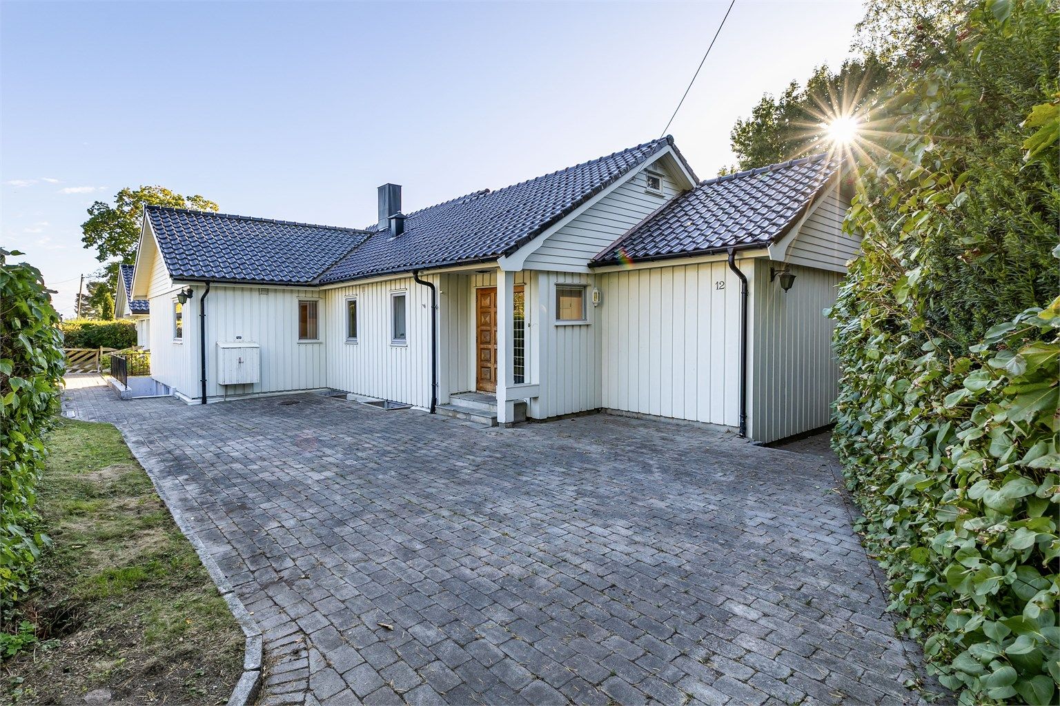 Til kjelleren er adkomst mulig også på utvendig trapp rundt hjørnet fra inngangspartiet.
