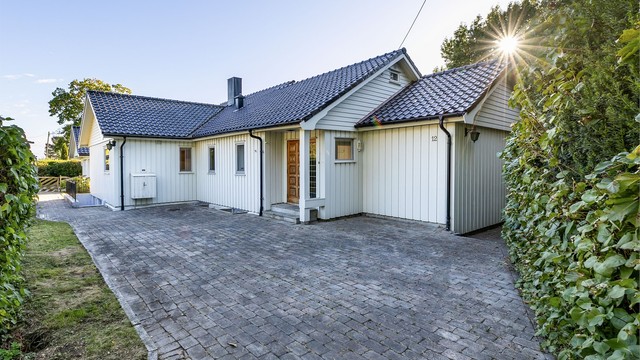 Til kjelleren er adkomst mulig også på utvendig trapp rundt hjørnet fra inngangspartiet.