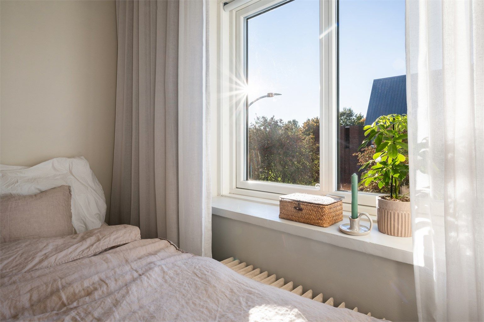 Dype vinduskarmer, perfekt til planter og dekor. 