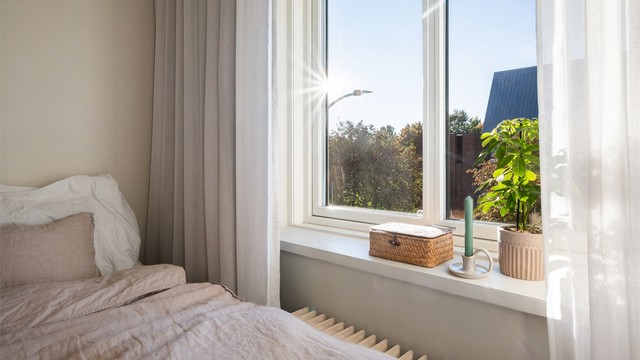 Dype vinduskarmer, perfekt til planter og dekor.