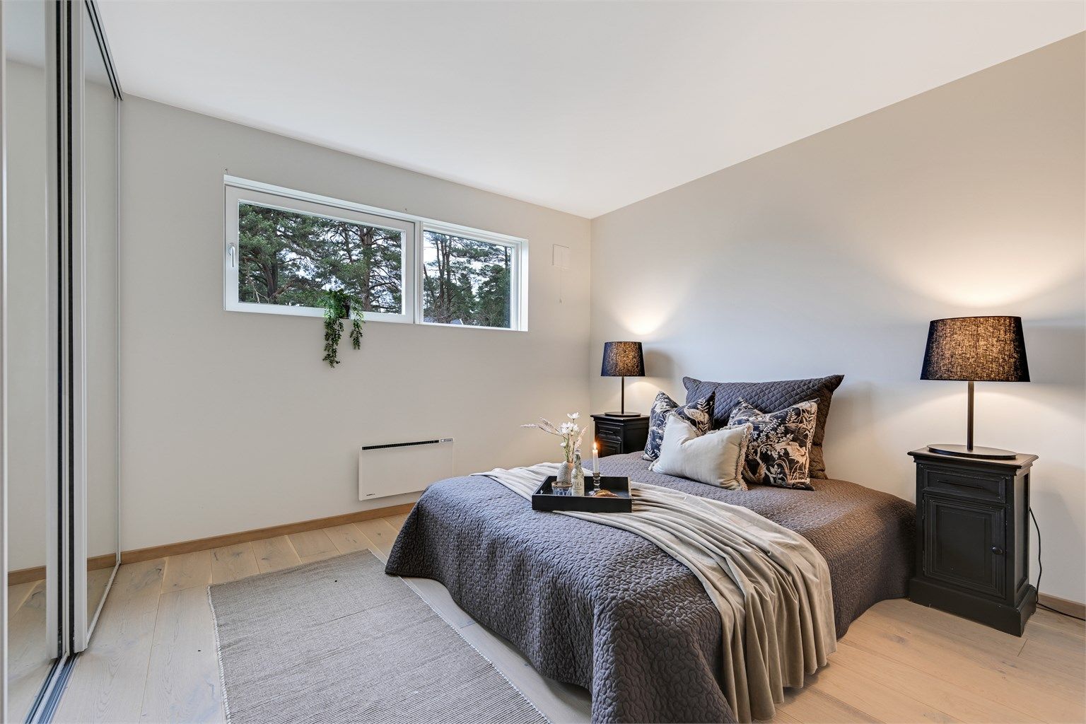 Hovedsoverommet i andre etasje har god plass til dobbeltseng og garderobeløsning.