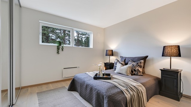 Hovedsoverommet i andre etasje har god plass til dobbeltseng og garderobeløsning.