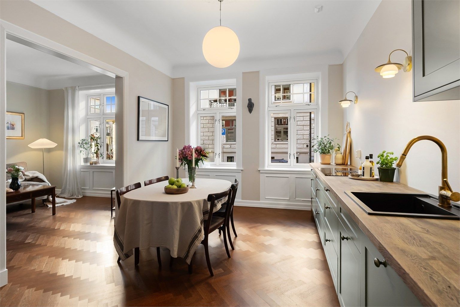 Den sosiale sonen forener stue og et nytt kjøkken fra 2024. Takhøyden på 2,80 meter gir en gjennomgående luftig atmosfære.