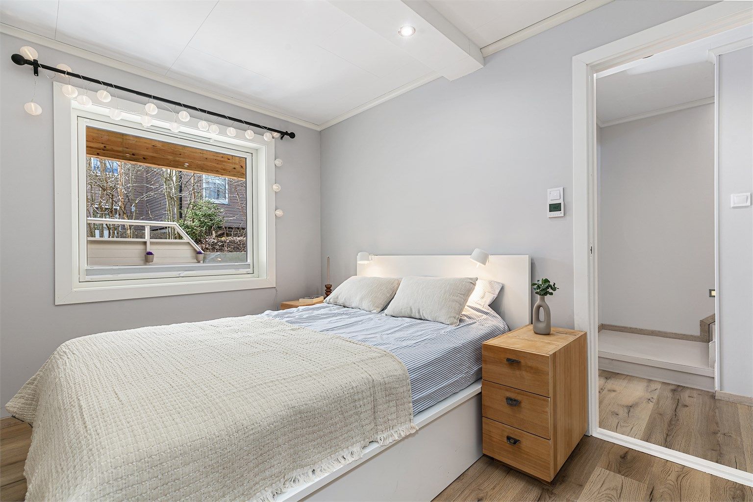 Stort innbydende hoved soverom, med god garderobeløsning.