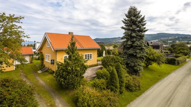 Her bor du med kort vei til en rekke dagligdagse servicetilbud, godt kollektivtilbud samt fantastiske turområder, fjæra og sjøen.