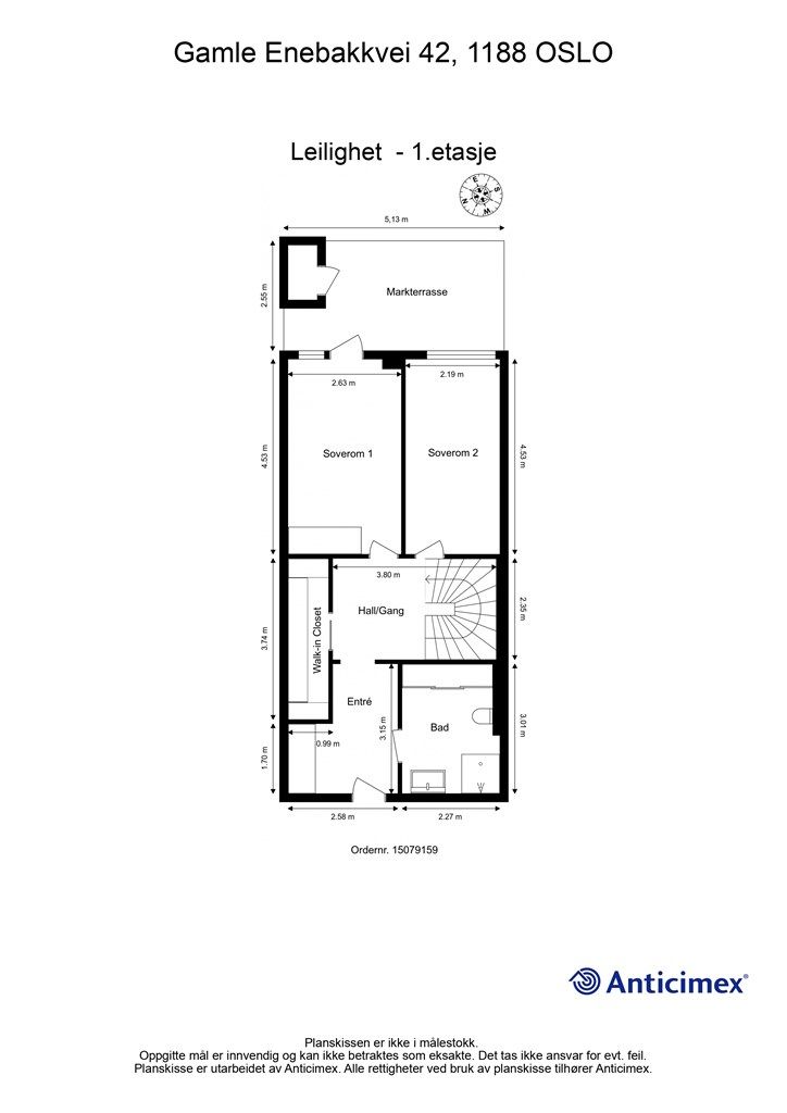 Første etasje har en smart planløsning med entré, bad, to soverom og et praktisk walk-in-closet.