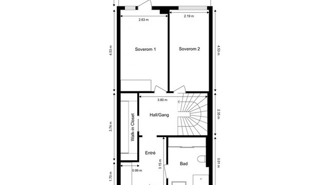 Første etasje har en smart planløsning med entré, bad, to soverom og et praktisk walk-in-closet.