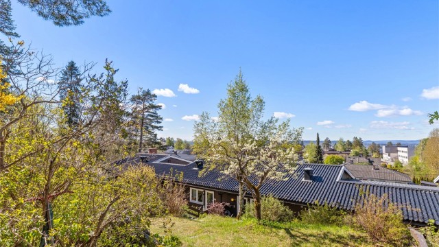 Sjarmerende og solrik bakhage som ligger høyt og luftig, med utsikt