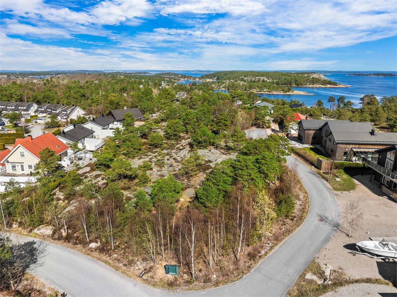 Tomtene ligger høyt og solrikt i terrenget.