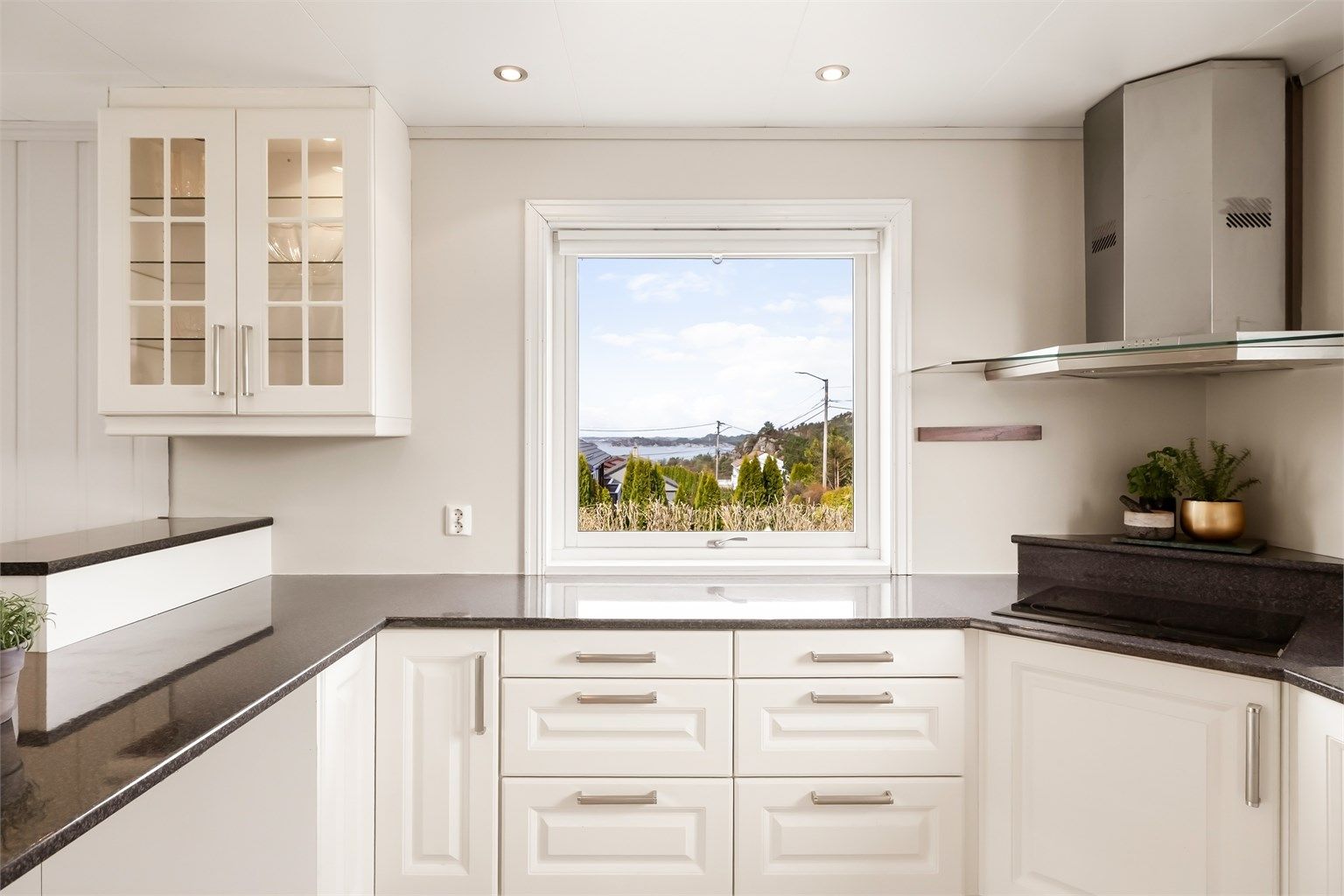 Fra kjøkkenvinduet har man flott sjøutsikt