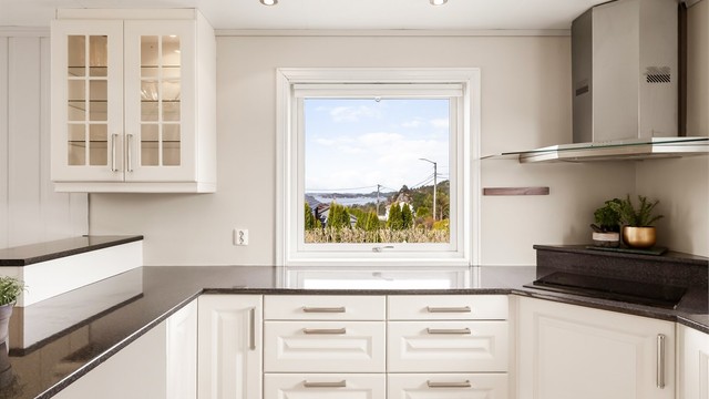 Fra kjøkkenvinduet har man flott sjøutsikt