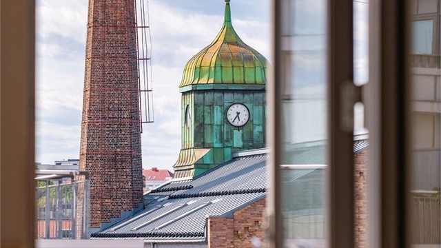 De historiske bygningene fra det tidligere Ringnes-bryggeriet danner et karakteristisk og sjarmerende bakteppe utenfor vinduene.