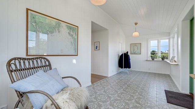 Lys, luftig og innbydende entré med god plass til garderobeløsninger.