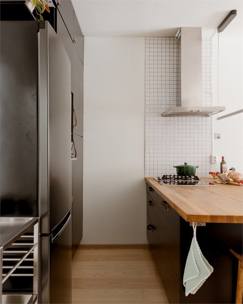 Hvitevarene består av nedfelt platetopp på kjøkkenøy, ventilator med kullfilter på vegg og integrert komfyr i høyskap.  Opplegg for oppvaskmaskin under benkeplate og plass for frittstående kjøleskap.