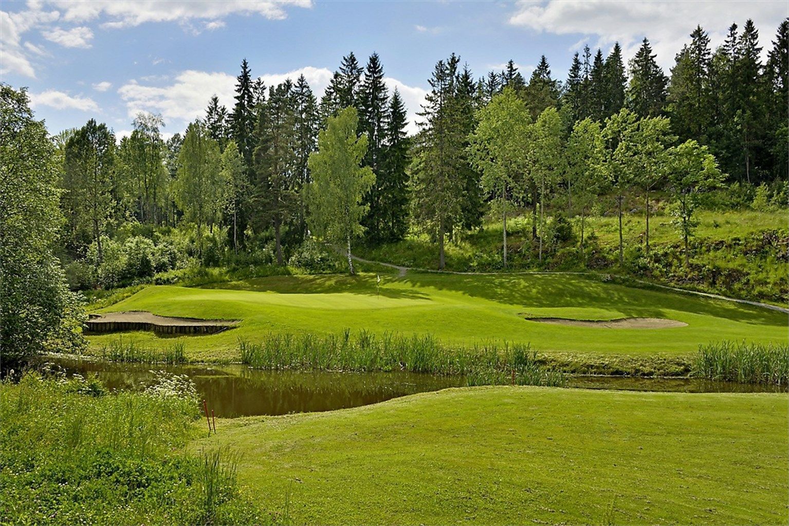 Rett ved Oppegård golfbane – 18-hull – sentralt plassert på Greverud – idyllisk beliggende inntil marka – golfbanen blir på vinterstid preparert av Skiforeningen (kunstsnø på vinterstid)