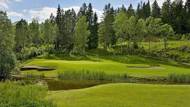 Rett ved Oppegård golfbane – 18-hull – sentralt plassert på Greverud – idyllisk beliggende inntil marka – golfbanen blir på vinterstid preparert av Skiforeningen (kunstsnø på vinterstid)