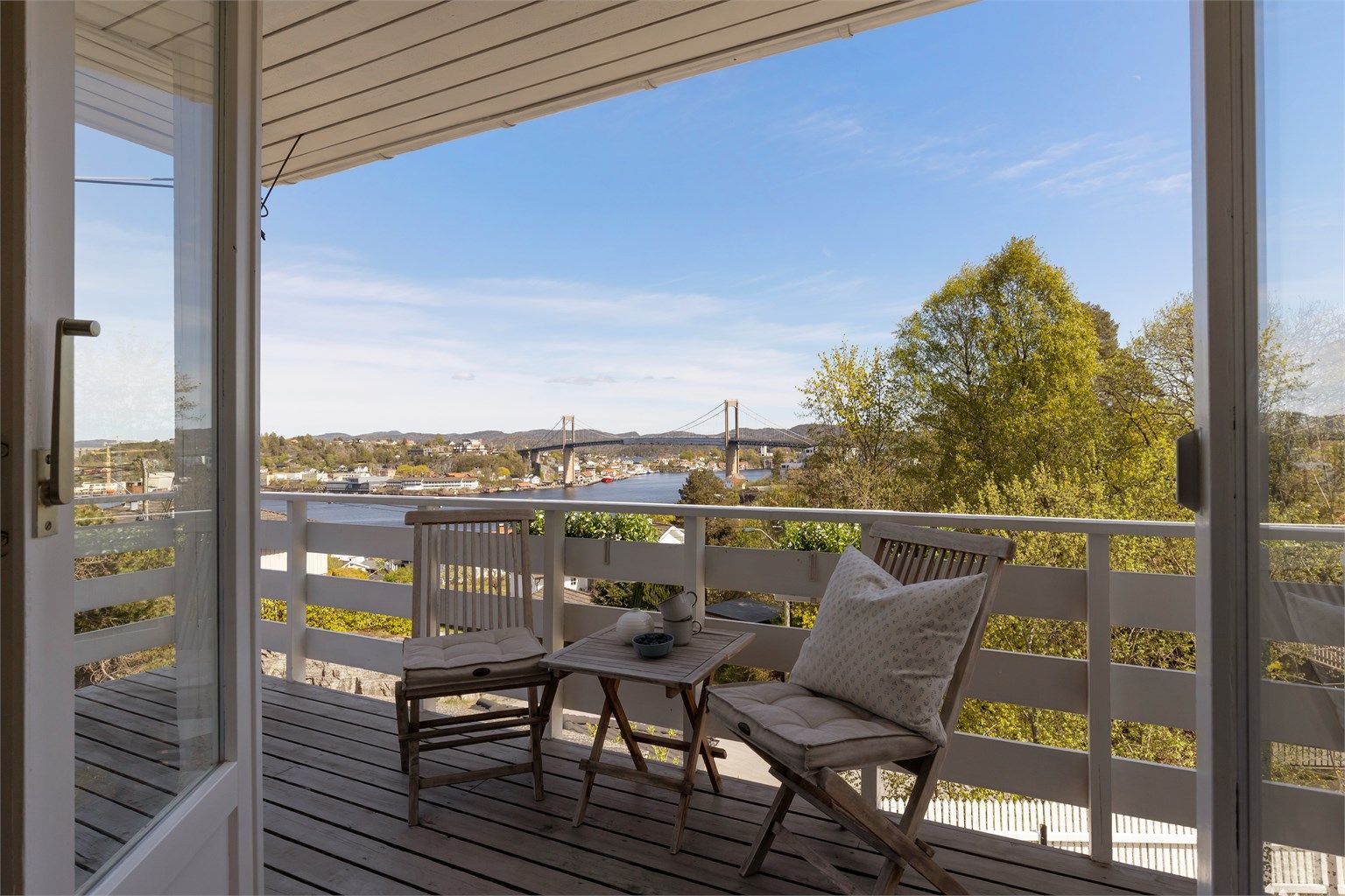 Rett utenfor stua er det overbygget uteplass med nydelig utsikt. Den perfekte plassen for morgenkaffen.