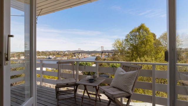 Rett utenfor stua er det overbygget uteplass med nydelig utsikt. Den perfekte plassen for morgenkaffen.