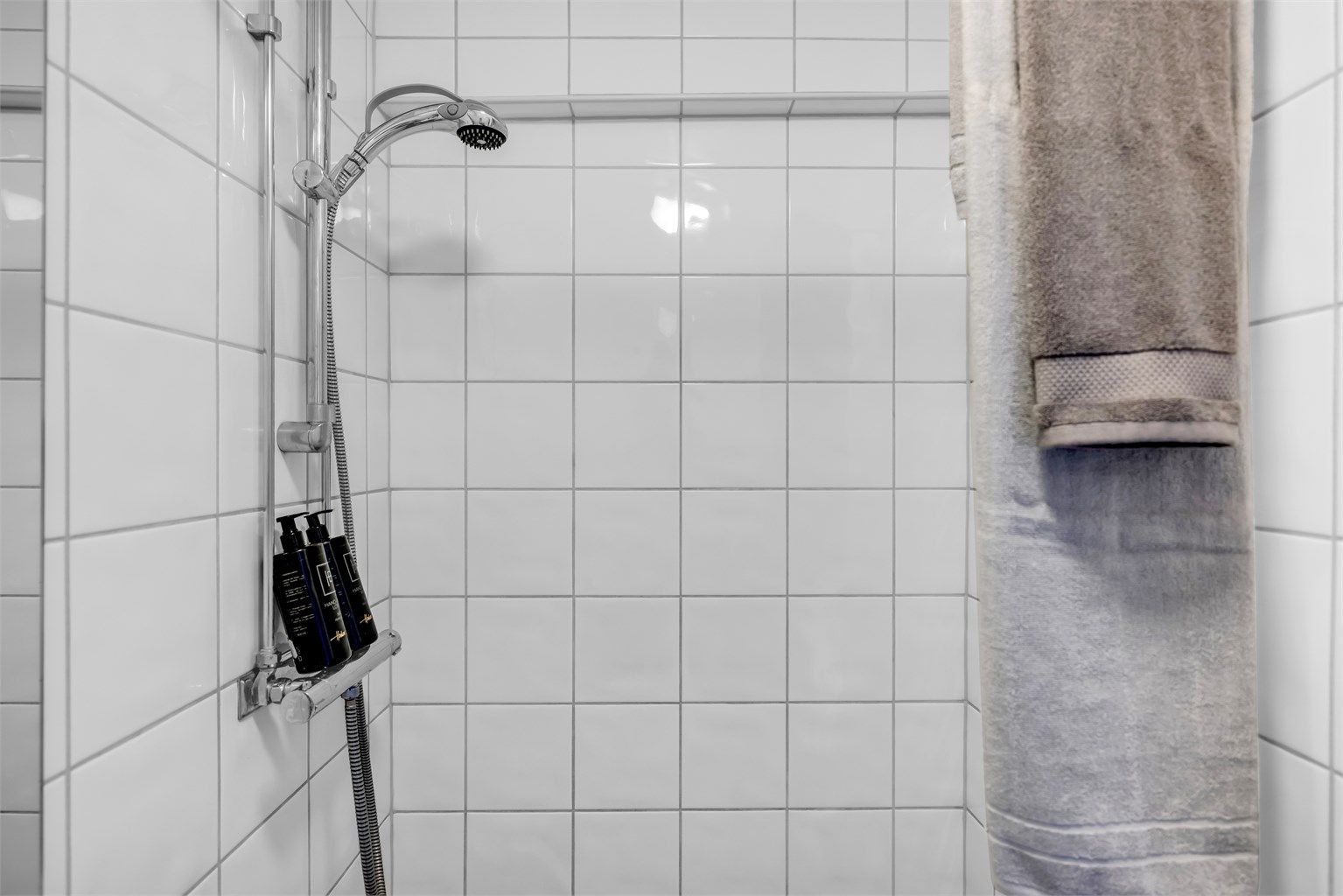 Her er det varmekabler i gulv og flislagte gulv/vegger