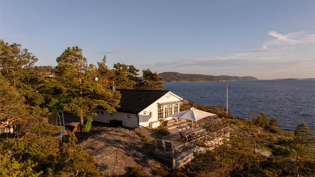 Plattinger og terrasser på til sammen over 100 kvm. omfavner de fleste av hyttas sider.