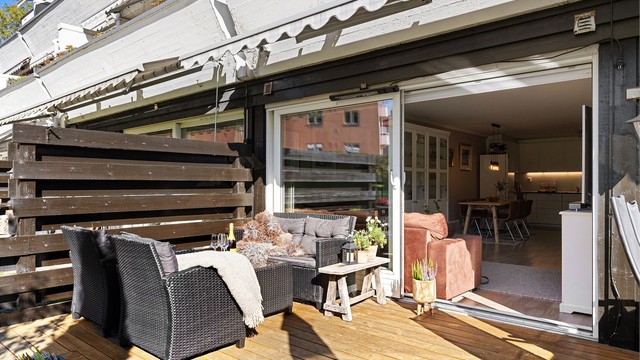 Den vestvendte beliggenheten gir terrassen fine ettermiddags- og kveldssolforhold, samtidig som leveggene skaper en lun og hyggelig ramme rundt uteplassen