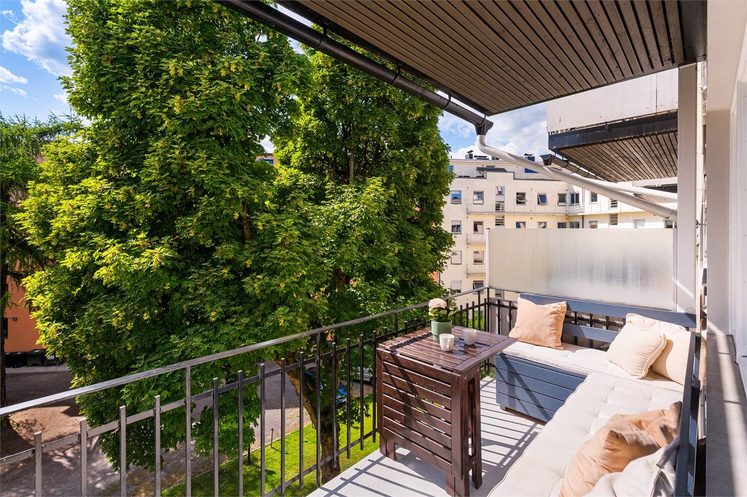 Fra stuen har du adkomst til en romslig overbygget balkong oppmålt til 7 m2. Her er det god plass til utemøblement, grill mm