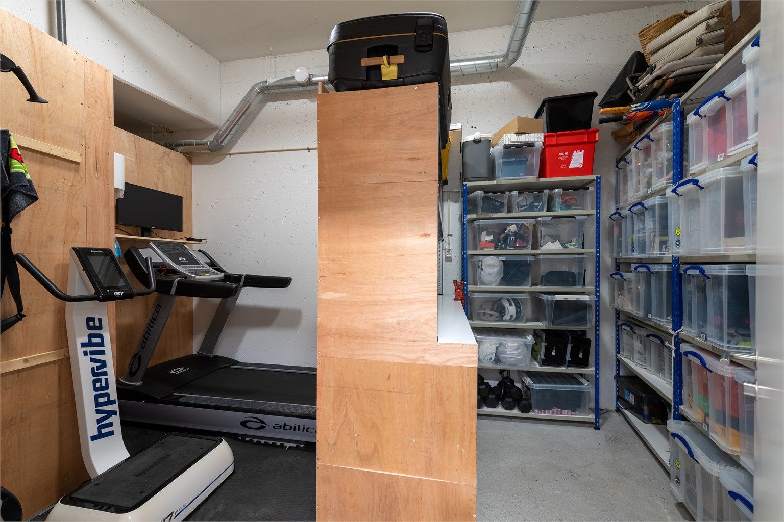 Romslig bod i underetasjen med gode oppbaringsmuligheter (tidligere 2 boder som er sammenslått til en)