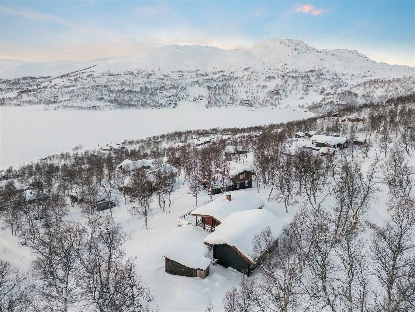 Det er biloppstillingsplass mellom de to hyttene, og brøyting inn til eiendommen bestilles etter behov. 