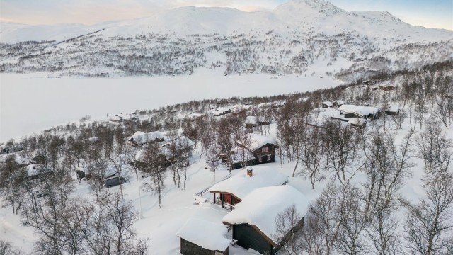 Det er biloppstillingsplass mellom de to hyttene, og brøyting inn til eiendommen bestilles etter behov.