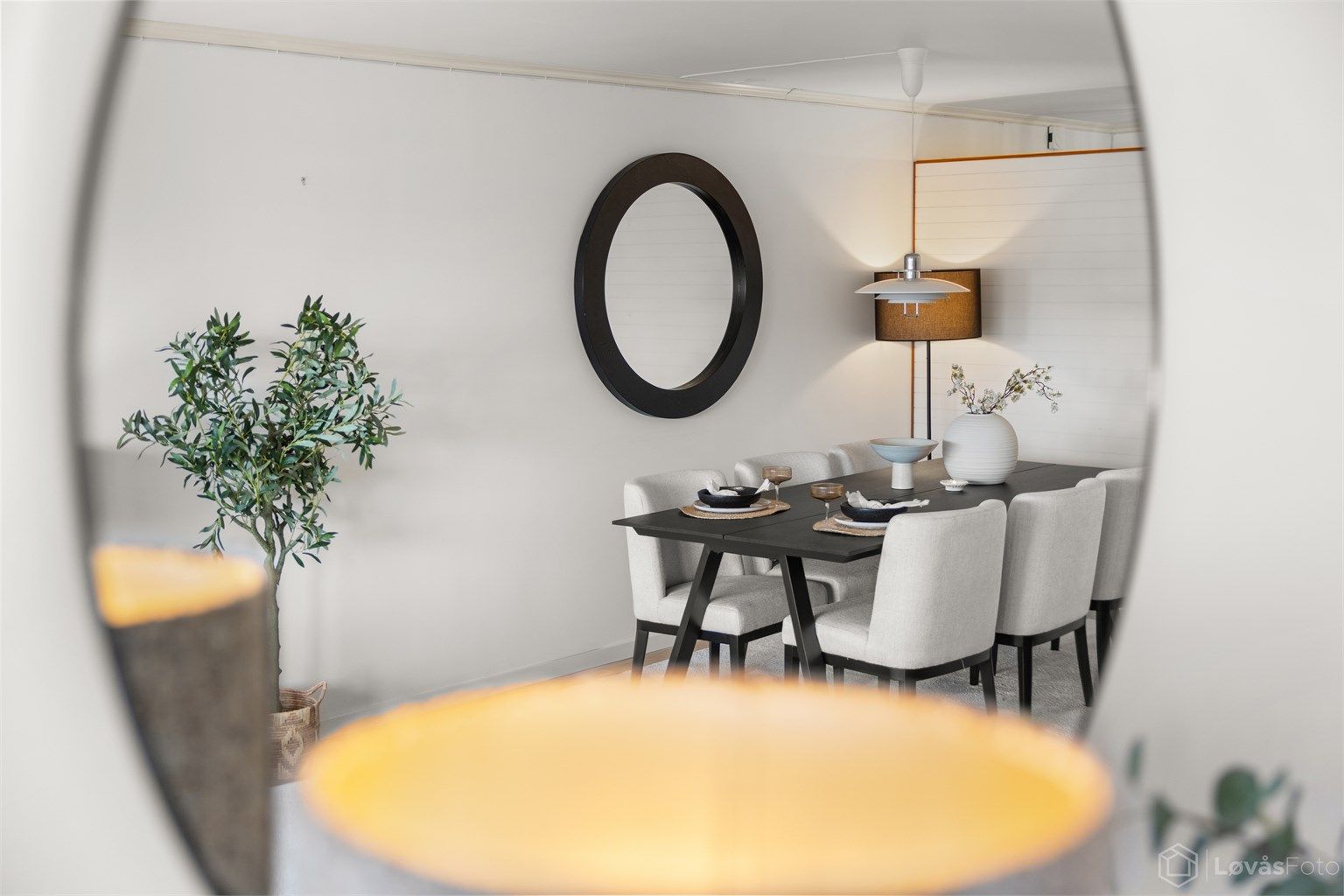 Spisestuen har god plass for sosiale sammenkomster.