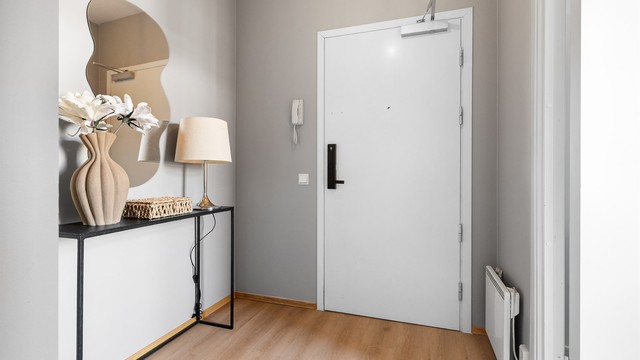 Bygget har porttelefon med døråpner tilknyttet leiligheten.