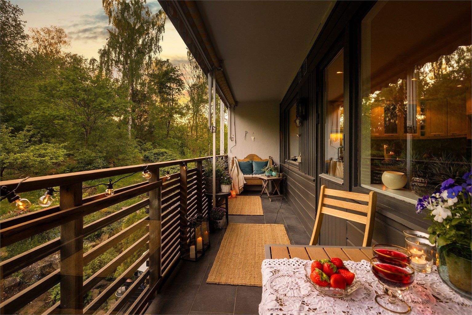 Fra stue/kjøkken er det utgang til en overbygget, romslig balkong.