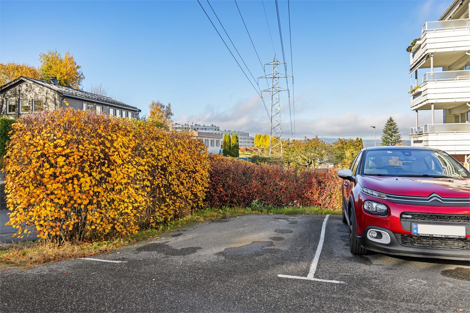 Leiligheten disponerer en oppmerket parkeringsplass på borettslagets tomt.