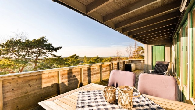 Vestvendt terrasse med vid utsikt - helt uten innsyn av noe slag.